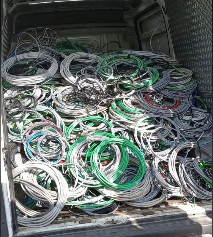 Furgone pieno di matasse di cavi elettrici